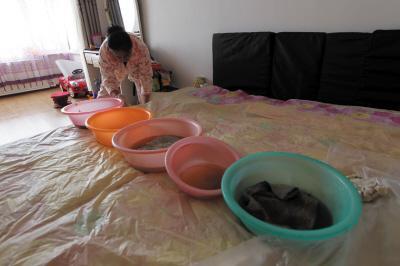 鹤岗楼上漏水，住户失联，小区没物管，业主维权难！律师来支招……